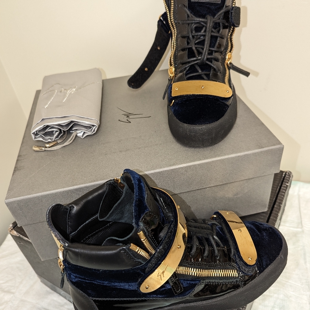 Boots - Picture 6 of 8